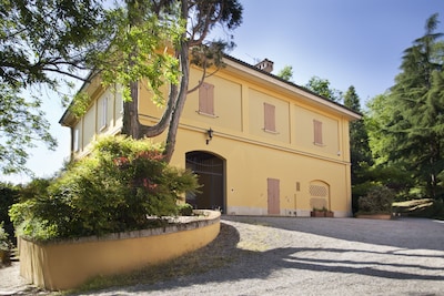 Suite in der historischen Villa im Park eingetaucht mit einem Schwimmbad in der Colli Bolognesi      