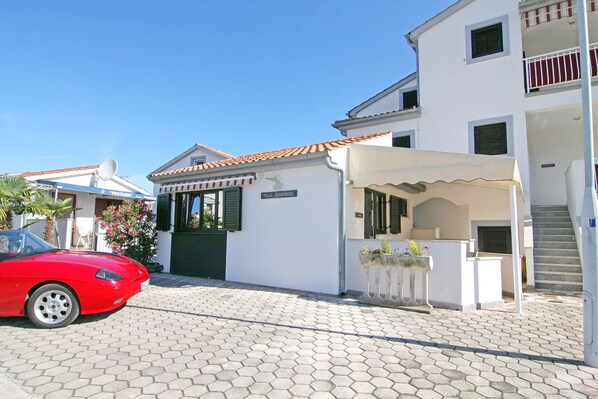 Ihren Pkw können Sie direkt vor dem Haus Malibu parken