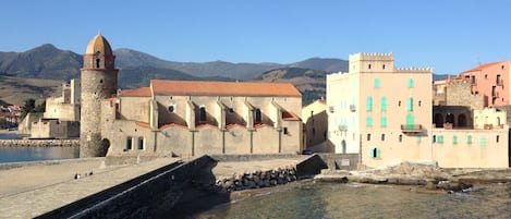 Le clocher, l'église, le château de la rocasse 