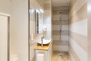  Shower room with walk-in shower | 1Stays