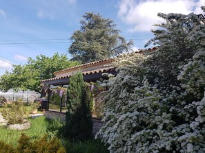 Maison blanche au printemps