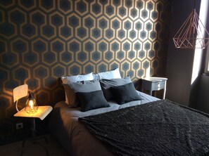 Chambre avec lit 160 et salle de bain