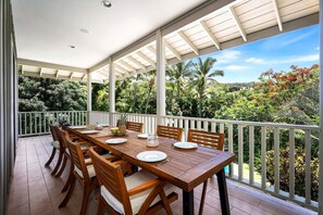 Outdoor dining for 8