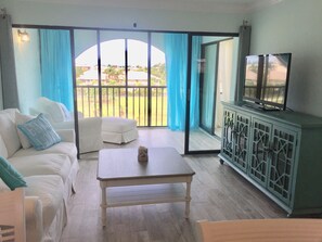 Beautiful relaxing beach décor. The furniture is so comfortable!