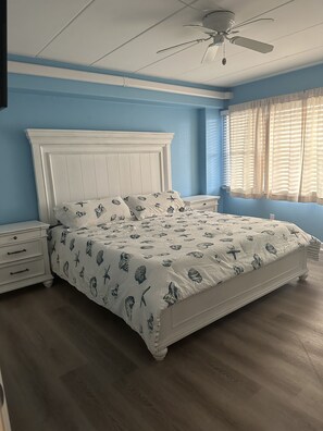 Master Bedroom w king bed 
