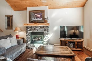 Living Room, Gas Fireplace, Flatscreen TV