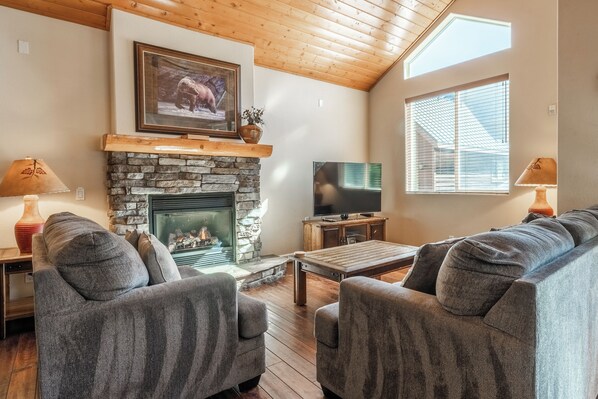 Living Room, Gas Fireplace, Flatscreen TV