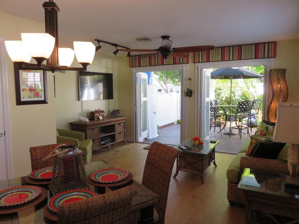 Majestic Escape Near Duval Pool Wifi Renovated 2 2 1 2 Private Courtyard Old Town Key West