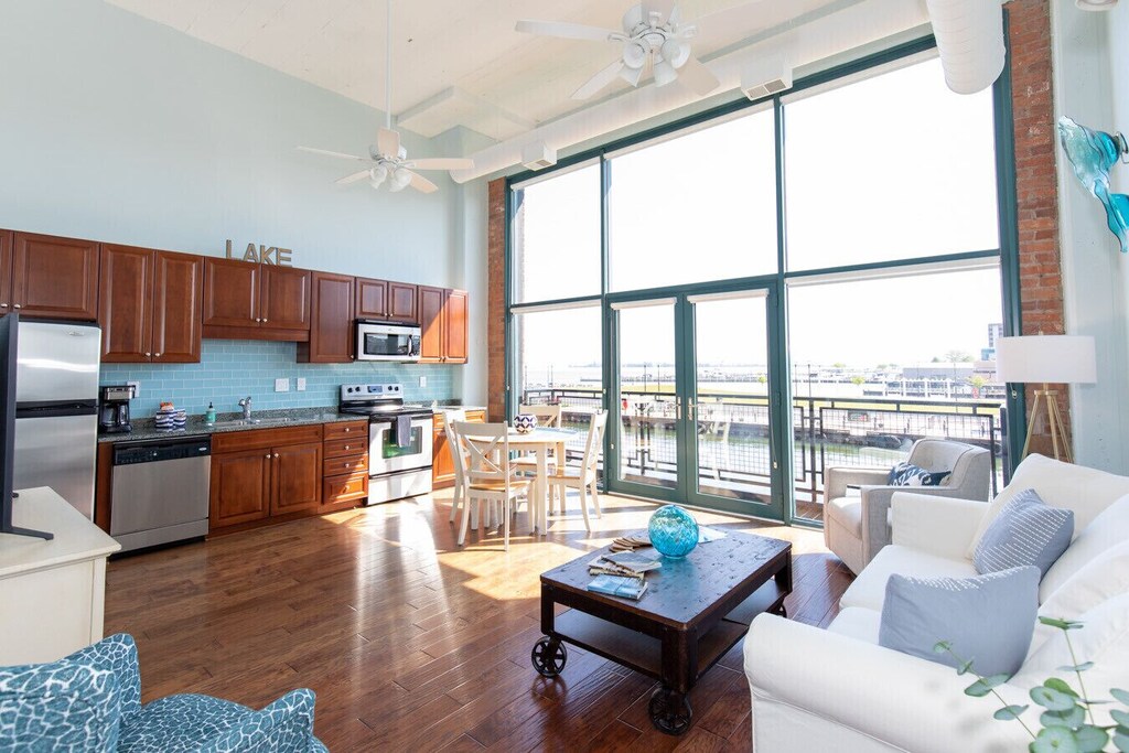 Luxury Waterfront Condo Retreat For 6 w/ Cedar Point View! Sandusky