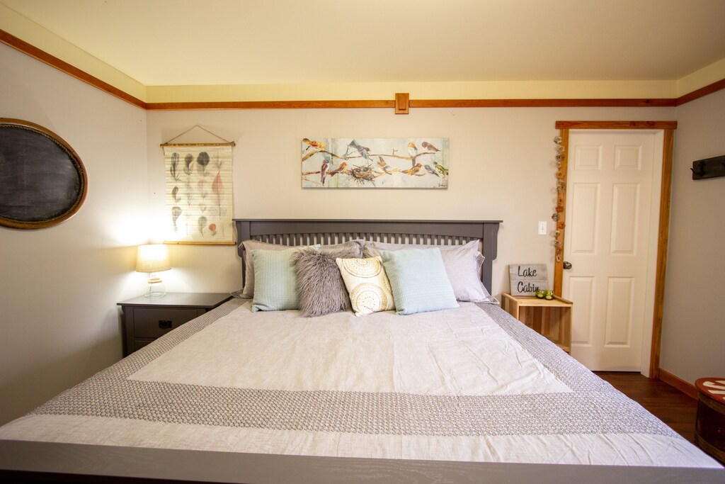 Cozy Cabin Getaway Fireplace King Bed Hot Tub Pet Ok Victoria - Accommodation With Fireplace And Spa Victoria Cozy Cabin Getaway Fireplace King Bed Hot Tub Pet Ok Victoria - Accommodation With Fireplace And Spa Victoria