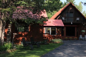 Clean, quiet, cozy cabin located only 17 miles from Yellowstone National Park!