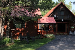 Clean, quiet, cozy cabin located only 17 miles from Yellowstone National Park!