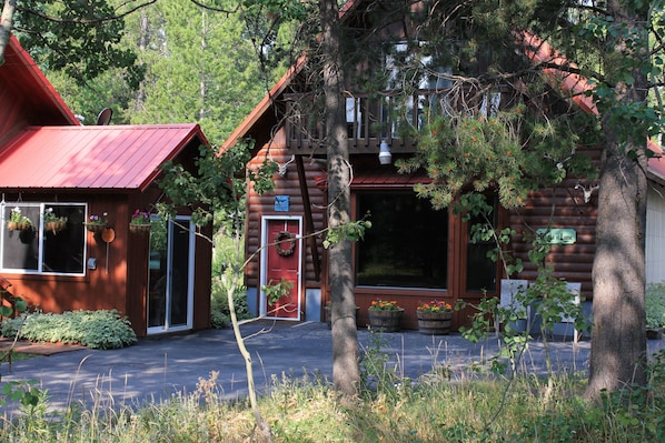 Come home to a beautiful quiet lodge after a day of hiking and exploring YNP!