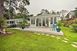 Back Deck w/ Gas Grill