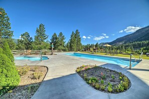 Community Outdoor Pool & Hot Tub