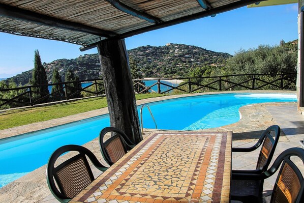 Piscina e pranzo con vista sul mare