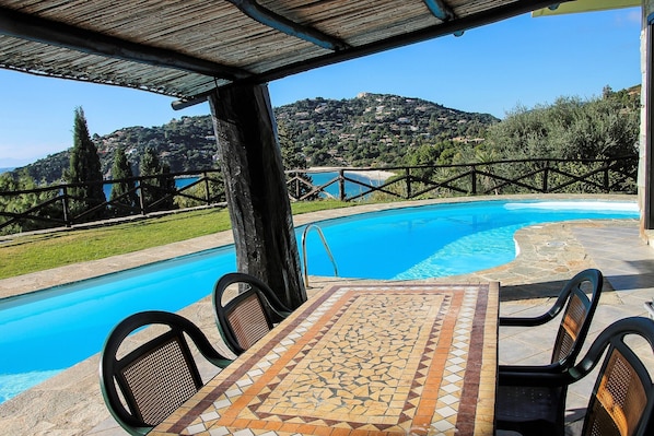 Pool and sea view dining