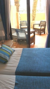 Perfect Beach Location. 2 Bedroom, Sleeps 4, Beautifully Furnished.