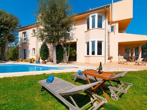 General views of the garden, the swimming pool with sun loungers.