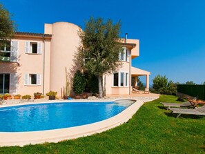 General views of the garden, the pool with sun loungers.