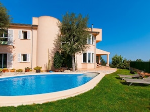 General views of the garden, the pool with sun loungers.