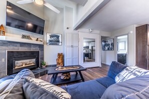 Bright living rea with vaulted ceiling