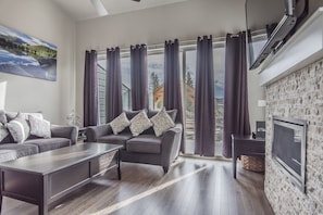 Living Area - Large glass patio doors bring in the natural lighting.