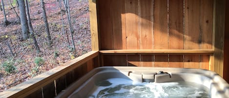 Hot tub Looking out over Pisgah National Forest!