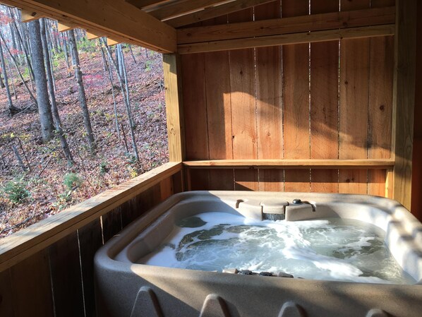 Hot tub Looking out over Pisgah National Forest!