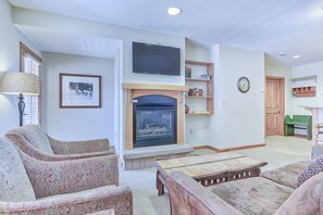 Living Area - Flat screen TV over the gas fireplace.