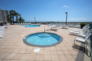 Surfside Shores Outdoor pool area