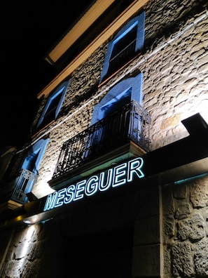 Façade de lâhĂ©bergement â soirĂ©e/nuit