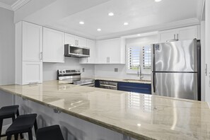 23-Huntington-by-the-Sea-402-Kitchen