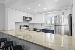 23-Huntington-by-the-Sea-402-Kitchen