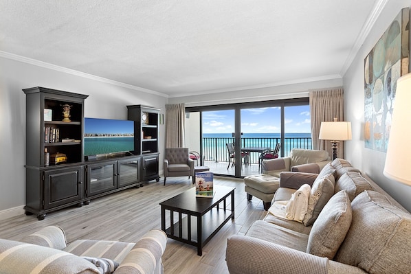 23-Huntington-by-the-Sea-402-Living