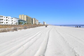 Free Shuttle to HUGE POOL AND BEACH in Season