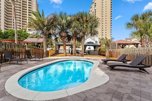 24-Linger-Longer-Pool-Deck