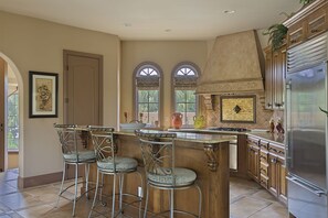 Full Kitchen with an Eat-In Bar!