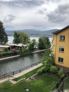 Barona Beach Luxury Lake Front Condo/W Boat Slip,  West Kelowna,  