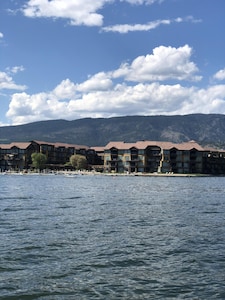 Barona Beach Luxury Lake Front Condo/W Boat Slip,  West Kelowna,  