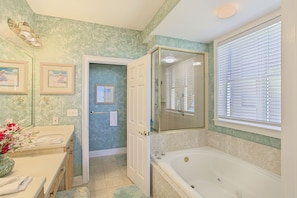 21-Grandview-201-Master-Bath