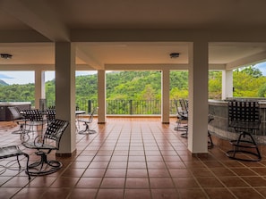 Comfortable Terrace Space with BBQ, Jacuzzis, and Rainforest View!
