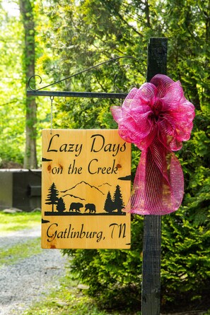 Gatlinburg Cabin Rentals Honeymoon Hills Lazy Days on the Creek