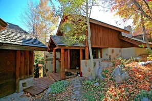 ASPEN RIDGE, 4 BEDROOM, 4 BATH CABIN, HOT TUB, VIEW OF SKI SLOPES, GREAT DECKS AND BBQ