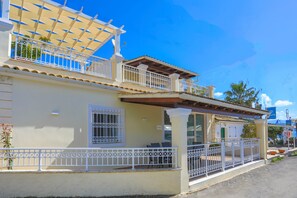 Perfect location lower side terrace