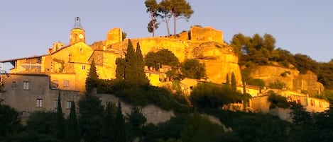 Le Beaucet, village typique de Provence avec son château et ses murs de pierre.