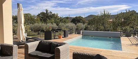 Terrasse avec piscine vue sur les oliviers
