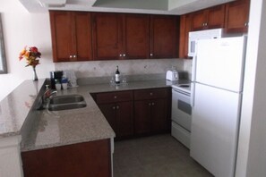 New Upgraded Kitchen with New Cabinets new granite