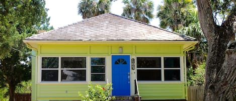 Our bright cottage is easy to find!