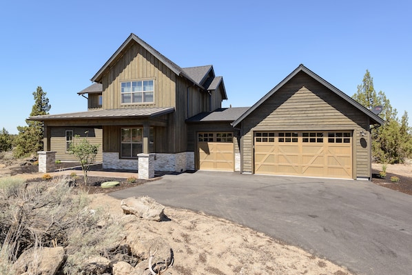 Gorgeous modern mountain home with oversized 3 car garage